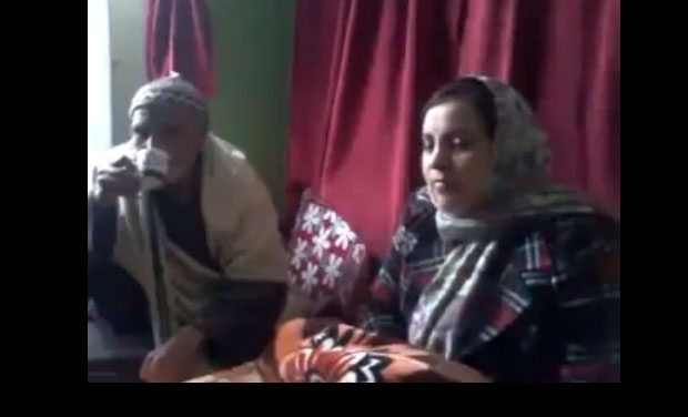 Jammu and Kashmir's social welfare minister Sakina Itoo sitting with an old man (Photo: screenshot) Jammu and Kashmir's social welfare minister Sakina Itoo sitting with an old man (Photo: screenshot)